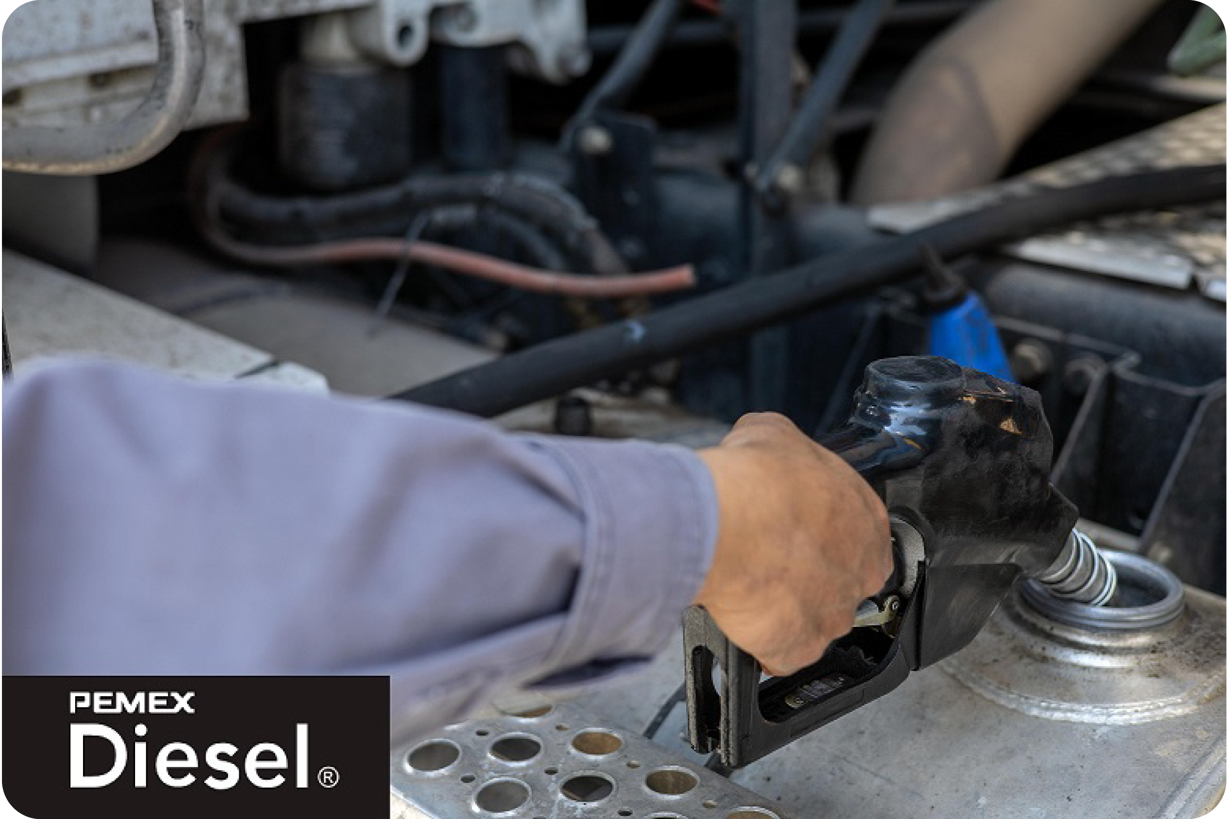 Persona llenando el tanque de diésel de un vehículo