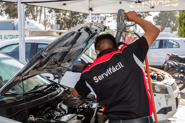 Técnico cambiando aceite